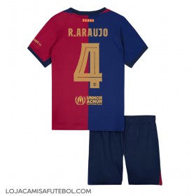 Camisa de Futebol Barcelona Ronald Araujo #4 Equipamento Principal Infantil 2024-25 Manga Curta (+ Calças curtas)